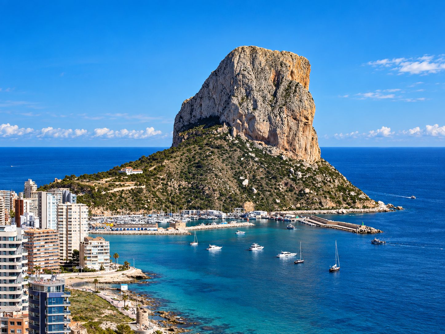 Peñón de Ifach sobre el puerto deportivo de Calpe y el mar Mediterráneo