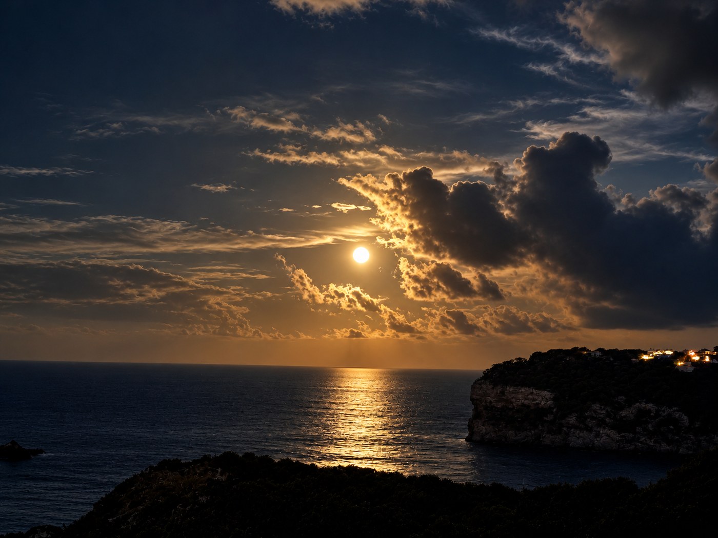 Costa de Jávea al atardecer con nubes sobre el mar
