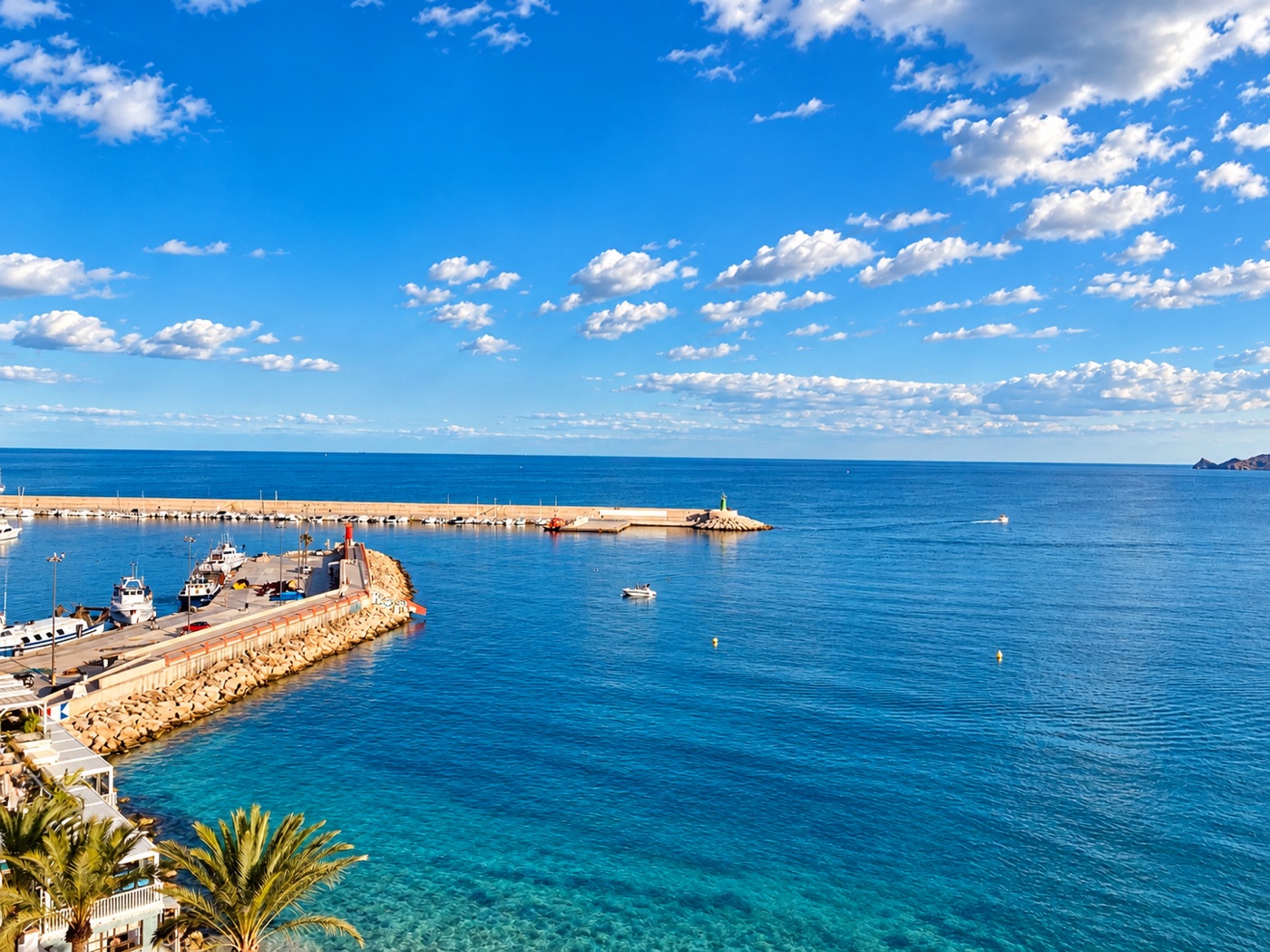 Puerto de Jávea y agua azul del Mediterráneo