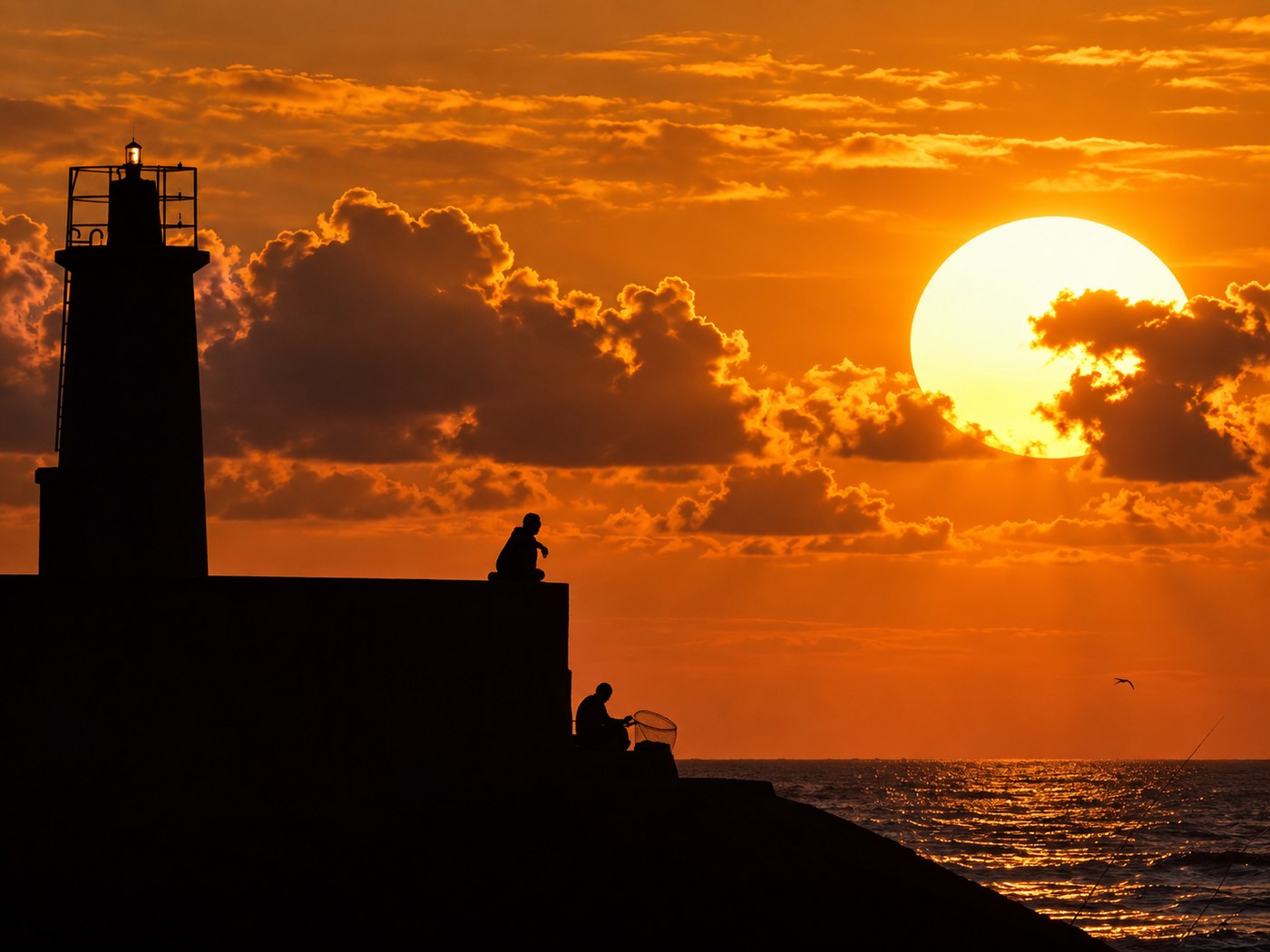 Silueta del faro del puerto de Jávea al atardecer