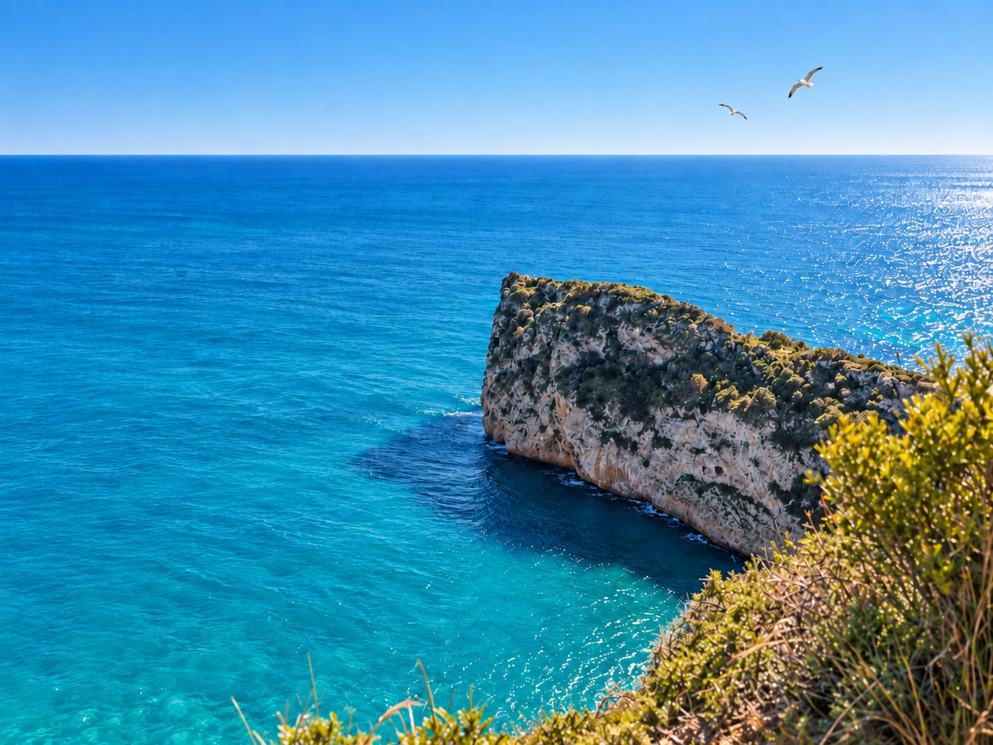 Acantilado rocoso y agua azul en la costa de Jávea