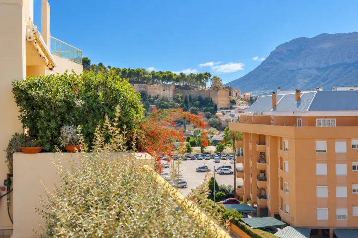 Ático dúplex con piscina privada y vistas privilegiadas al Montgó y al Castillo de Dénia