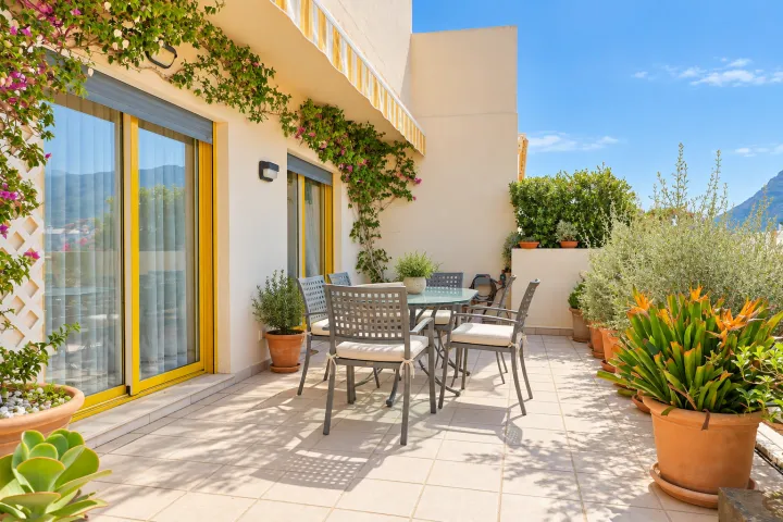 Ático dúplex con piscina privada y vistas privilegiadas al Montgó y al Castillo de Dénia
