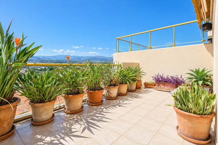 Ático dúplex con piscina privada y vistas privilegiadas al Montgó y al Castillo de Dénia