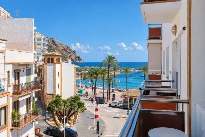 Cuatro terrazas, vistas al mar y amplitud en el corazón del Puerto de Jávea