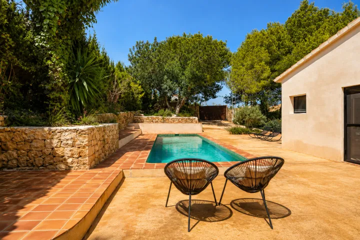 Piscina privada y terraza de la villa en Montgó de Dénia