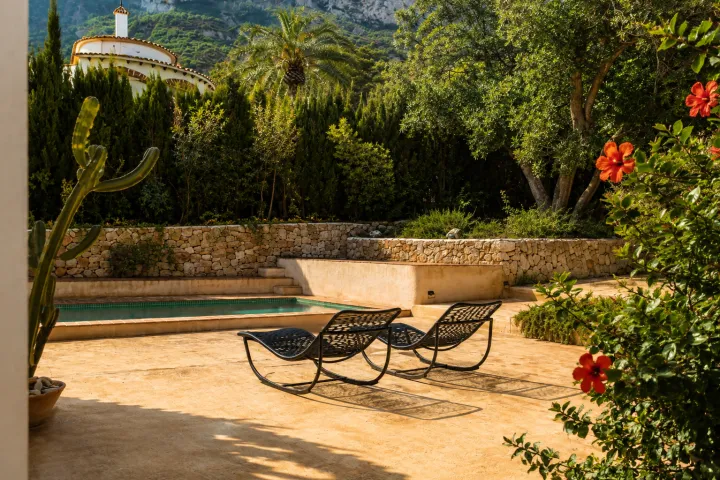 Zona de descanso exterior junto a la piscina de la villa en Dénia