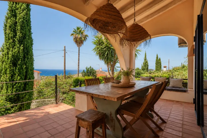 Terraza cubierta con vistas al mar de la villa en Dénia