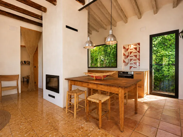 Comedor luminoso con chimenea en villa mediterránea de Dénia