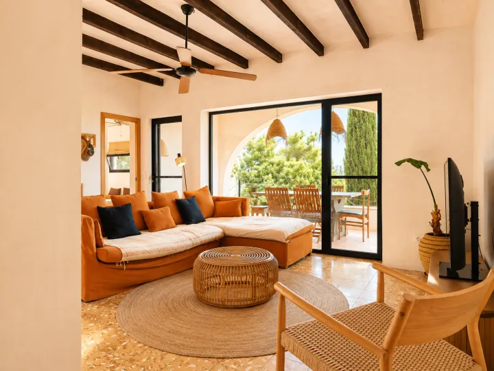 Salón con salida a terraza y vistas al mar en Dénia