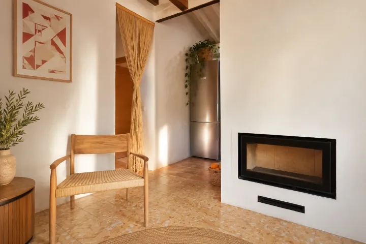 Rincón interior con chimenea de la villa en Montgó de Dénia
