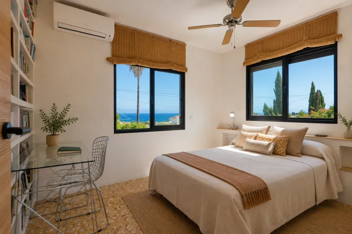 Dormitorio con vistas al mar en villa de Dénia