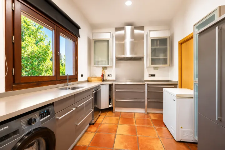 Cocina equipada de una villa en la finca mediterránea de Ondara