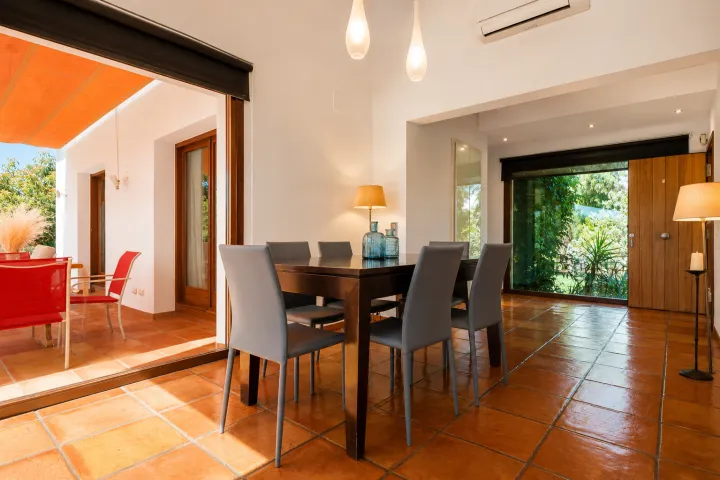 Comedor con acceso exterior en villa de la finca de Ondara