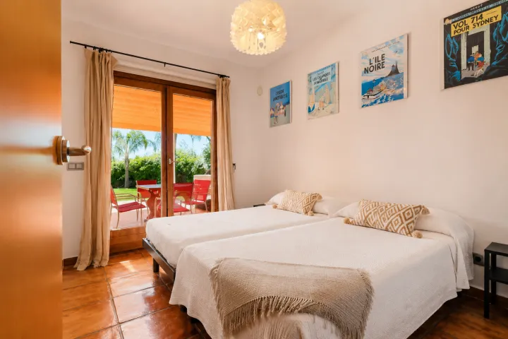 Dormitorio con acceso a terraza en finca mediterránea de Ondara