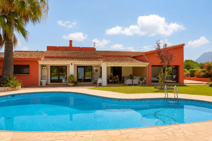 Villa mediterránea cerca de Dénia con piscina y jardín