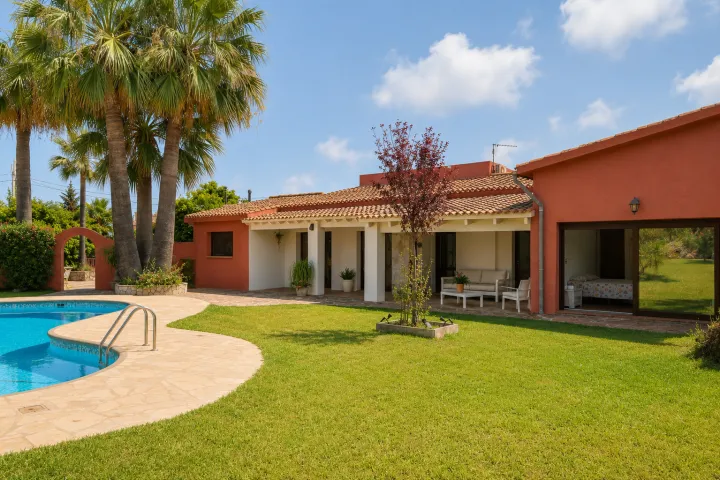 Fachada y piscina de villa mediterránea cerca de Dénia