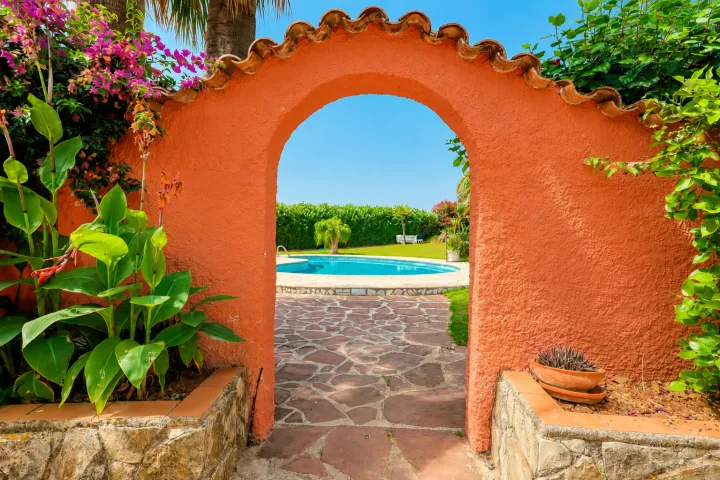 Arco exterior con vistas a la piscina de la villa en Dénia