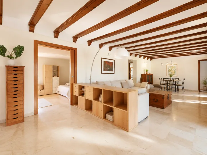 Zona de estar luminosa junto al comedor en villa mediterránea