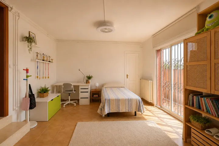 Dormitorio luminoso con salida exterior en villa cerca de Dénia