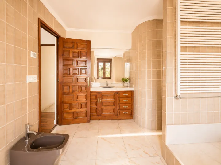 Baño con mueble de madera en villa cerca de Dénia