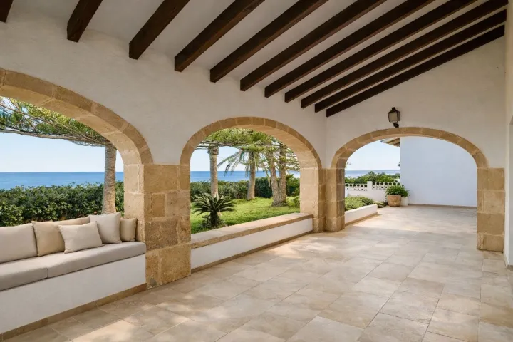 Villa en venta en  primera línea en Dénia