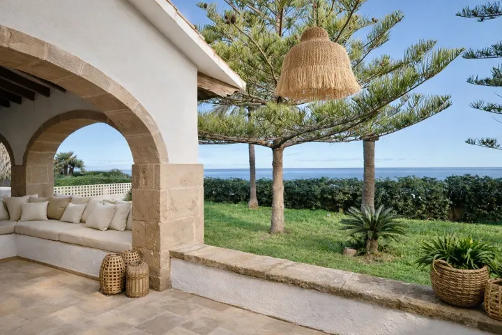 Villa en venta en  primera línea en Dénia