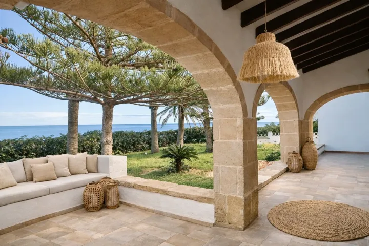 Villa en venta en  primera línea en Dénia