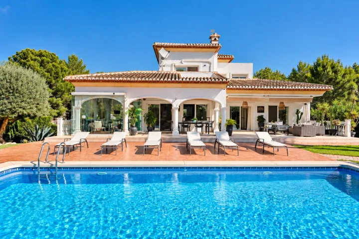 Villa mediterránea orientada al sur con piscina y apartamento independiente