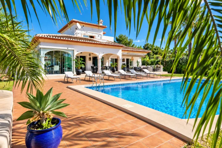 Villa mediterránea orientada al sur con piscina y apartamento independiente