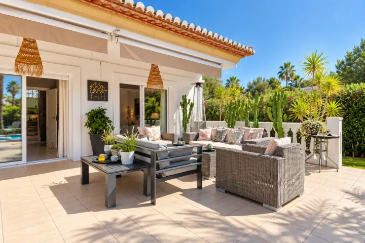 Villa mediterránea orientada al sur con piscina y apartamento independiente