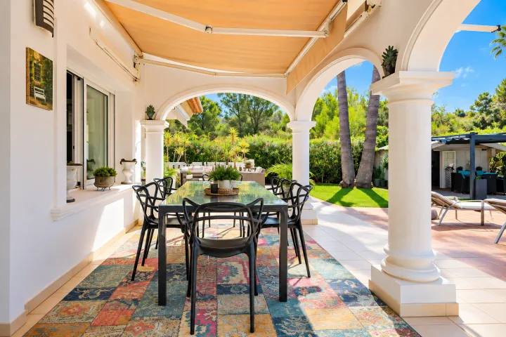 Villa mediterránea orientada al sur con piscina y apartamento independiente