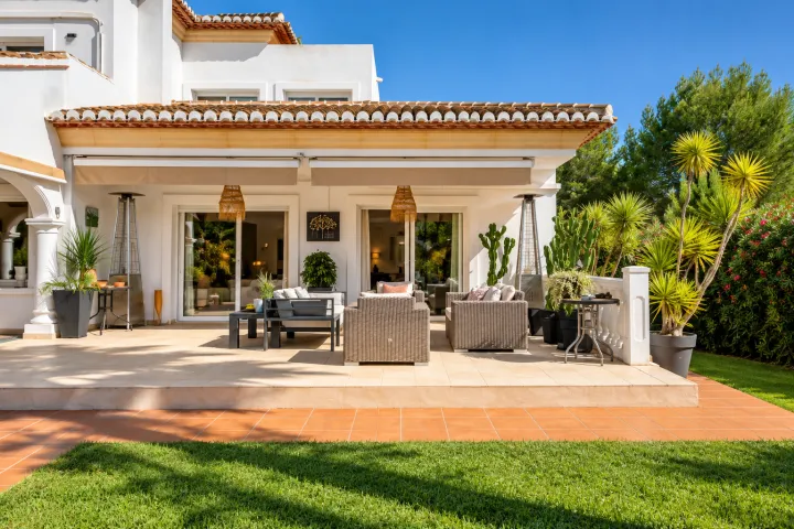 Villa mediterránea orientada al sur con piscina y apartamento independiente