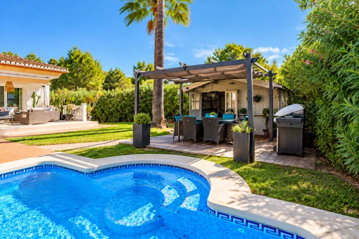 Villa mediterránea orientada al sur con piscina y apartamento independiente