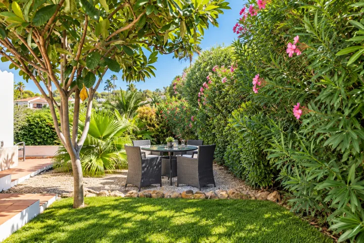 Villa mediterránea orientada al sur con piscina y apartamento independiente