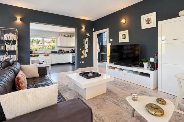 Villa mediterránea orientada al sur con piscina y apartamento independiente