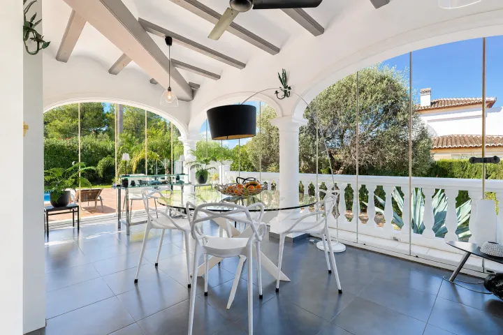 Villa mediterránea orientada al sur con piscina y apartamento independiente