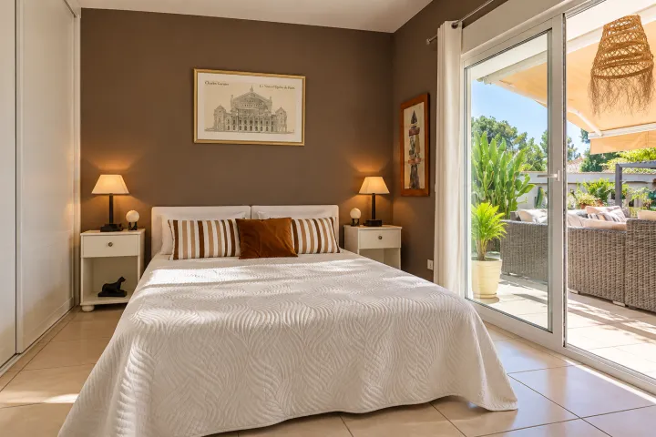 Villa mediterránea orientada al sur con piscina y apartamento independiente
