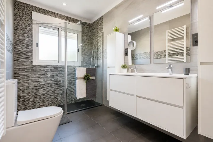 Villa mediterránea orientada al sur con piscina y apartamento independiente