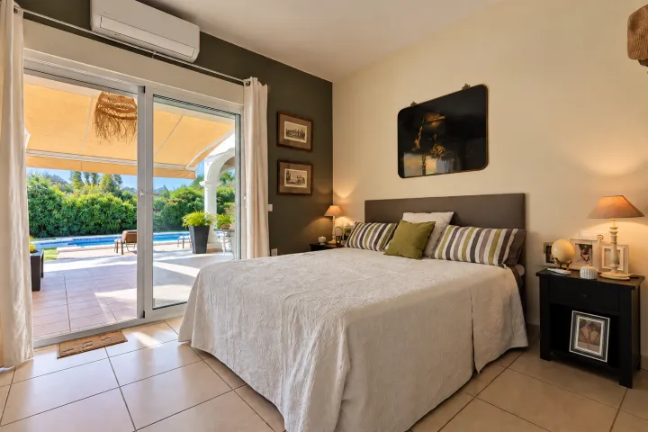 Villa mediterránea orientada al sur con piscina y apartamento independiente
