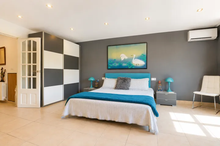 Villa mediterránea orientada al sur con piscina y apartamento independiente