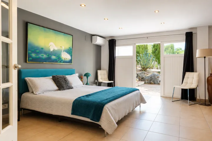 Villa mediterránea orientada al sur con piscina y apartamento independiente