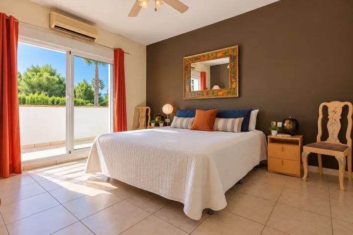 Villa mediterránea orientada al sur con piscina y apartamento independiente