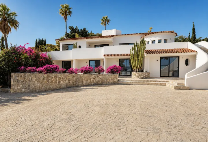 Exclusiva villa mediterránea con vistas panorámicas al mar en Jávea