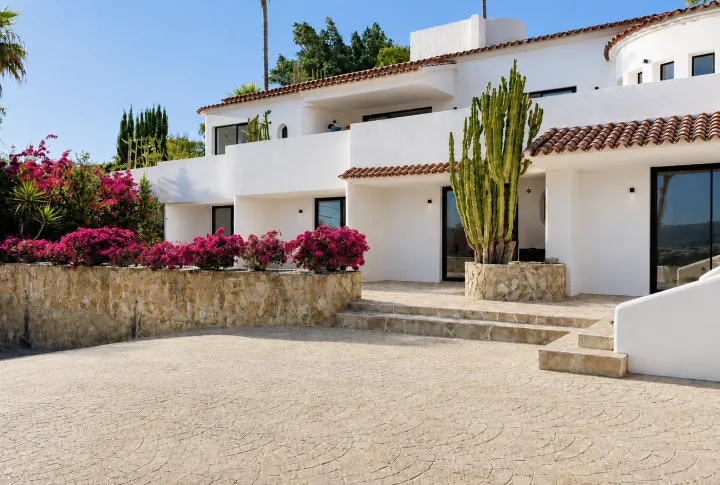 Exclusiva villa mediterránea con vistas panorámicas al mar en Jávea