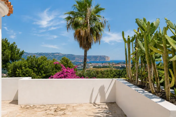 Exclusiva villa mediterránea con vistas panorámicas al mar en Jávea