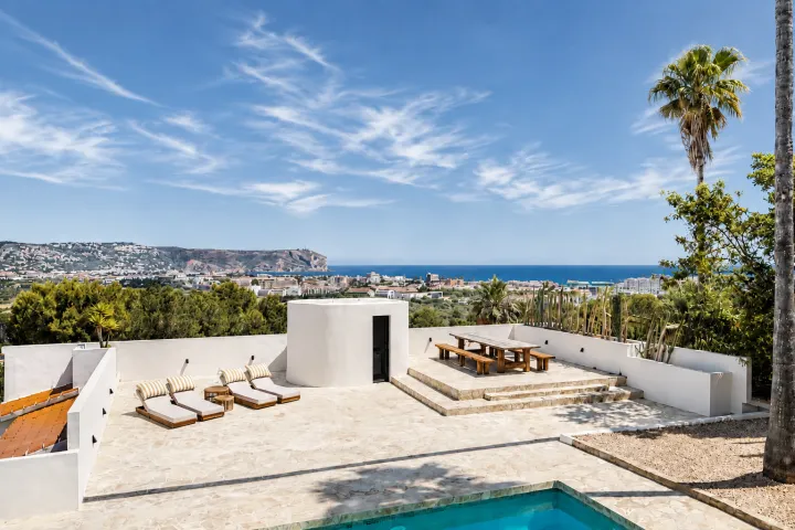 Exclusiva villa mediterránea con vistas panorámicas al mar en Jávea
