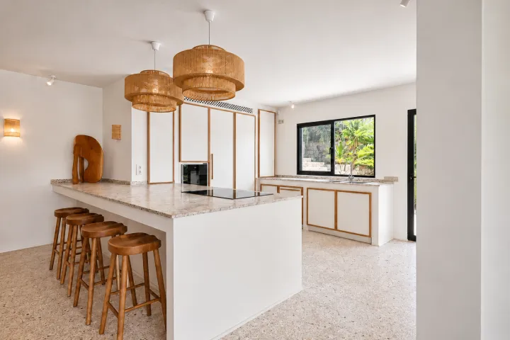 Exclusiva villa mediterránea con vistas panorámicas al mar en Jávea