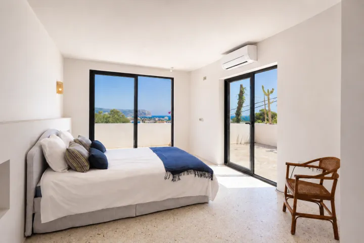 Exclusiva villa mediterránea con vistas panorámicas al mar en Jávea