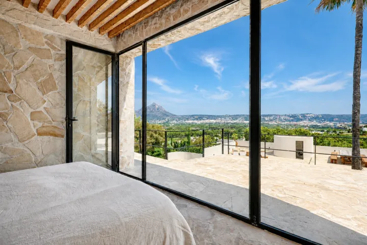 Exclusiva villa mediterránea con vistas panorámicas al mar en Jávea